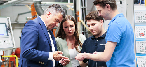 Dr. Andreas Bastin im Gespräch mit Masterflex Angestellte über Hero@Zero